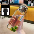 1000ml Glas-Wasserflasche mit hohem Fassungsvermögen, Tee-Infuser und Schutzhülle - Drehdeckel 1000ml mit Hülle und Hohem Sieb / Transparent