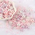 Primo piano di perle finte pastello miste 3-10mm per creazioni fai da te - Perle Tonde Perforate / Circa 8000 Pezzi/Pack / Serie Delicata Rosa Viola Bianco (NO.36)