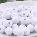 Vue macro détaillée de perles rondes en acrylique blanc lisse avec trou pour bijoux DIY - Paquet de 4mm (Environ 14000 Unités) / Blanc
