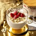 Klarer Glas-Frühstücksbecher mit Joghurt-Hafer und Erdbeeren - Vintage Embossed Milk Cup / 400ml