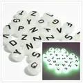 Perline a forma di lettera in acrilico fosforescenti da 10 mm per gioielli fai-da-te - 1600 Pezzi (6x10mm) / Sfondo Luminoso Linea Nera