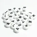 Dettaglio perline rotonde con lettere in acrilico bianco da 10 mm per gioielli fai da te - 1600 Pezzi (6x10mm) / Base Bianca Linea Nera