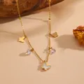 Vue détaillée d'un collier papillon en acier inoxydable plaqué or 18K avec cristaux - Collier Papillon Or Coquillage Blanc (C621)