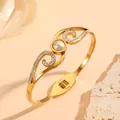 Gedetailleerd overzicht van gouden roestvrijstalen armband met parel en kristallen vleugels - Kunstparel Strass Stijl (N313) / Goud