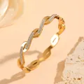 Gedetailleerd overzicht van goudkleurige roestvrijstalen armband met pavé-kristallen - Gedraaide Strass Stijl (N313) / Goud