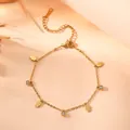 Gedetailleerd overzicht van een gouden titanium stalen armband met Hamsa-hand bedels - Hand van Fatima Zirkoon Armband (K501)