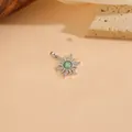 Elegante ciondolo a forma di sole con strass pavé e pietra verde in finitura argento. - Stile Raggi di Sole-Pietra Verde (T0041)