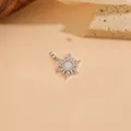 Elegante ciondolo a forma di sole argentato con centro in opale bianco e pavé di pietre lucenti - Stile Raggi di Sole-Pietra Bianca (T0045)