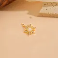 Pendaglio a sole dorato con centro in opale bianca e raggi in zirconi scintillanti. - Stile Raggi di Sole-Pietra Bianca (T0046)
