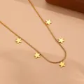 Detailopname van een vergulde roestvrijstalen slangenketting met vijf kleine sterrenhangers - Gouden Ster Ketting