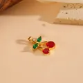 Elegante ciondolo a forma di ciliegia dorato con strass rossi e verdi brillanti - Stile Ciliegia Oro-Pietra Rosso Verde (T0012) / Oro