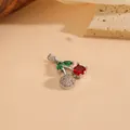 Elegante ciondolo a ciliegia con pietre rosse verdi e bianche con finitura color argento - Stile Ciliegia Argento-Strass Bianco (T0013) / Argento
