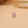 Pendente in rame argentato con gemma rosa rotonda e alone di piccoli cristalli. - Stile Ottagono Argento-Pietra Rosa (T0032)