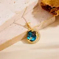 Elegante ciondolo in rame placcato oro con sfera celeste blu e luna in zircone lucido. - Stile Stella e Luna Dorata (T0091)