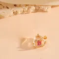 Elegante ciondolo a cuore placcato oro con cristalli di zirconia chiari e rossi - Stile Cuore Nidificato a Doppio Strato (T0102)