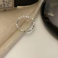 Nahaufnahme eines minimalistischen Rings mit fünf Perlen und matten Silberperlen - Einstellbar Offen / Perlen und Metallperlen Spleißring (J3284)