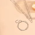 Gedetailleerde weergave van elegante drielaagse kralenketting en bijpassende armband set - Kralenketting Halsketting Armband Set (B706-N809) / Staalkleur