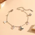 Gros plan d'un bracelet papillon en acier inoxydable argenté avec zircon et nacre noire - Bracelet Papillon Coquille Noire Couleur Acier (C722)