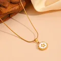 Detaillierte Nahaufnahme einer minimalistischen goldenen Titanstahlkette mit Sternanhänger. - Goldene Sternhalskette