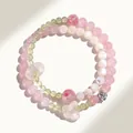 Bracciale a doppio giro di perline di quarzo rosa con un charm a farfalla in agata bianca - Quarzo Rosa Stile G