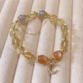Gedetailleerd overzicht van citrien armband met gouden zonnesteen maan hanger. - Gele Citrien Stijl Maan Armband