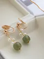 Détail macro de boucles d'oreilles clip en jade vert naturel et perles dorées - Clips d'Oreilles en Jade (Sans Perçage)