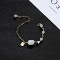 Elegante gouden kettingarmband met grijze maansteenkralen en een kleine gouden hartvormige bedel - Blauwe Maansteen Pixiu Armband