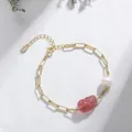 Luxe gouden kettingarmband met roze aardbeikristal Pixiu en wit parel detail - Aardbeienkwarts Pixiu Parel Armband