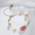 Elegant natuurlijk aardbeikristallen armbandje met gouden bloemen en PiXiu hanger - Aardbeienkwarts Pixiu Pruimenbloesem Armband
