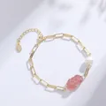 Vergulde schakelarmband met roze aardbeienkwarts Pixiu en een witte zoetwaterparel - Aardbeienkwarts Parel Grote Pixiu