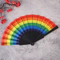 Primer plano de un vibrante abanico plegable arcoíris con varillas de plástico gris - Abanico de Varilla Negra Arcoíris
