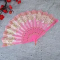 Primer plano de abanico chino rosa con motivos de mariposas y varillas caladas oro - Sin Borla / Rosa