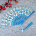 Detailansicht eines blauen chinesischen Faltfächers mit Blumenmuster und Quaste. - Mit Quaste / Himmelblau