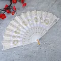 Nahaufnahme von elegantem weißem Faltfächer mit goldener Spitze - Einzelfächer / Weiß