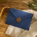 Variante di busta retrò in carta blu scuro con un elegante sigillo in cera dorata - Blu scuro / 1 Busta + 1 Adesivo Sigillo Ceralacca