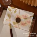 Elegant vintage embossed flower envelope in white including a matching wax seal sticker - Envelope + 1 Wax Seal Sticker / 11x16cm / White