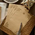 Carta da lettere vintage in kraft con bordi floreali retrò - 1 Foglio / Bordo a Onde Giallo / A5