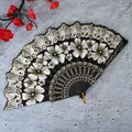 Nahaufnahme von feinem Blumenmuster und Spitzenrand an einem schwarzen Kunststoff-Faltfächer - Einzelfächer / Schwarz