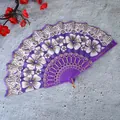 Eleganter lila chinesischer Fächer mit weißen Blumenmustern und feinem Spitzenrand-Detail - Einzelfächer / Lila