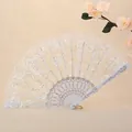Eleganter weißer Fächer aus Spitze mit gesticktem goldenem Rosenmuster für Hochzeit - Weiß
