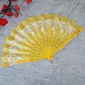 Detalle del intrincato patrón de mariposa blanca en un abanico plegable chino amarillo - Sin Borla / Amarillo