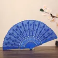 Abanico plegable azul real con lentejuelas, bordados y varillas de plástico doradas. - Azul zafiro
