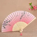 Abanico plegable de seda rosa oriental con hermosos diseños de flores y mariposas - Flor de Cerezo y Mariposa (Rosa)