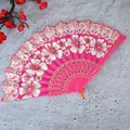 Nahaufnahme eines rosa chinesischen Fächers mit goldenen Blumenmustern auf grau - Einzelfächer / Fuchsia