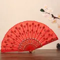 Elegante abanico chino rojo con patrones florales de lentejuelas para el baile - Rojo