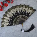 Vista detallada de abanico chino plegable negro con mariposas doradas y borla negra - Con borlas / Negro