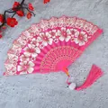 Detailansicht eines pinkfarbenen chinesischen Fächers mit elegantem Blumenmuster und Quaste - Mit Quaste / Fuchsia