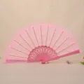 Elegante abanico plegable de encaje rosa con varillas de plástico doradas para baile - Rosa