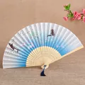 Abanico plegable de seda de estilo japonés con degradado azul y flores de cerezo - Conejo y Pagoda (Azul)