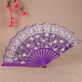 Elegante abanico plegable morado con patrones de rosas blancas y brillo dorado - Abanico Pequeño de Flor de Rosa / Púrpura